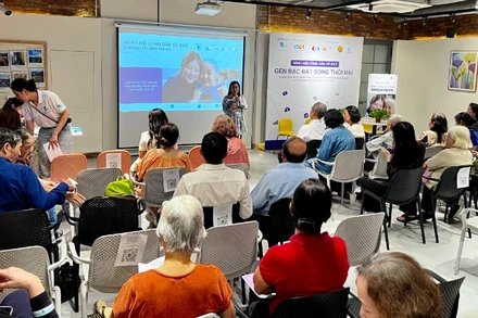 Những người cao tuổi tham gia chia sẻ tại chương trình. 