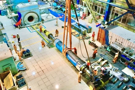 Đội ngũ kỹ sư EPS thực hiện tháo rotor máy phát tổ máy S1 nhà máy nhiệt điện Thăng Long. (Ảnh: EPS)