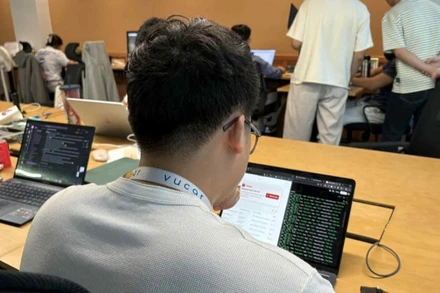 Các cộng sự nghiên cứu và thiết kế nền tảng cuutro.vucar.vn để kết nối các nhóm thiện nguyện thực hiện công tác cứu trợ tại các địa phương gặp thiên tai, bão lũ. 