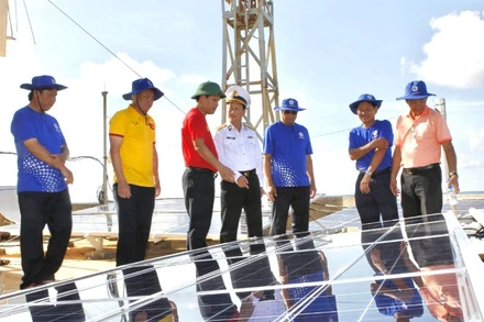 Đoàn công tác của Tập đoàn Điện lực Việt Nam các đơn vị thành viên trong chuyến khảo sát, lắp đặt năng lượng mặt trời tại Trường Sa (tháng 4/2024).