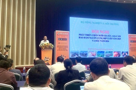 Quang cảnh hội nghị phát triển chăn nuôi gia súc, gia cầm bảo đảm nguồn cung dịp cuối năm 2025 và đầu năm 2026 do Bộ Nông nghiệp và Môi trường tổ chức.