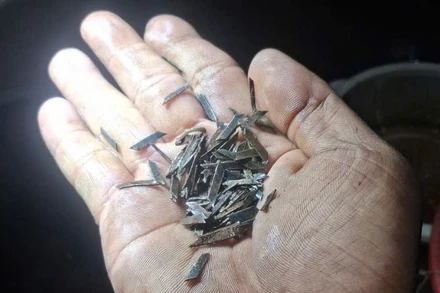 Các miếng sắt được cắt nhọn rải trên đường do cơ quan chức năng thu gom được. (Ảnh: Công an cung cấp)