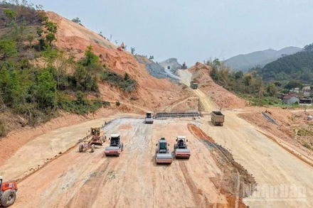 Các nhà thầu huy động gần 2.650 nhân sự, hơn 1.200 thiết bị và triển khai 141 mũi thi công trên 4 gói thầu. 