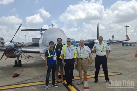 Đội bay kiểm tra, hiệu chuẩn, bay đánh giá phương thức bay.