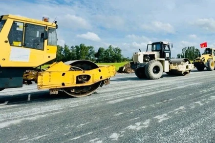 Các nhà thầu thi công tuyến cao tốc Cần Thơ-Cà Mau.