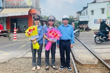 Đại diện lãnh đạo Công ty cổ phần Đường sắt Sài Gòn động viên, khen thưởng hai nhân viên gác chắn.