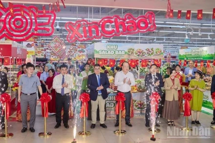 Các đại biểu cắt băng khai mạc lễ hội "Tự hào đặc sản Việt".