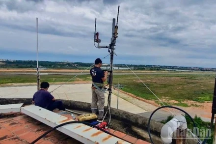 Cán bộ, nhân viên Đài Kiểm soát không lưu Vinh (Nghệ An) chằng néo lại anten, cáp tín hiệu, thiết bị kỹ thuật trong khuôn viên Đài, ứng phó bão số 5.