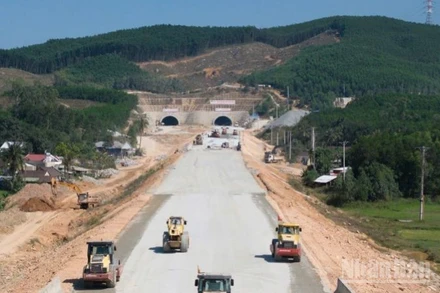 Trên công trường các dự án, nhà thầu thi công "3 ca, 4 kíp" bảo đảm tiến độ hoàn thành dự án cuối năm nay.