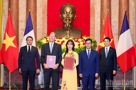 Vietjet đặt hàng thêm 20 tàu bay thân rộng A330neo của Airbus dưới sự chứng kiến của Tổng thống Pháp Macron và Chủ tịch nước Lương Cường.