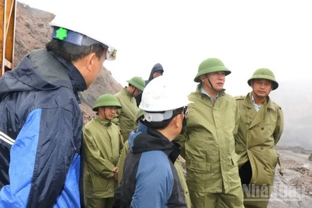 Tổng Giám đốc TKV Vũ Anh Tuấn (thứ 2 từ phải sang) kiểm tra công tác ứng phó bão số 3 tại các đơn vị khai thác than vùng Quảng Ninh.