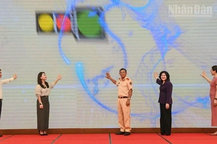 Các đại biểu nhấn nút phát động Cuộc thi về trật tự an toàn giao thông.