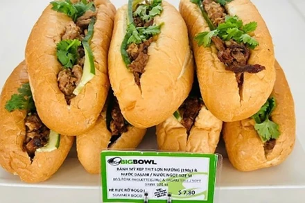 Chiếc bánh mì kẹp thịt heo xá xíu của cửa hàng Bigbowl bán tại sân bay Nội Bài có giá 7,8 USD, tương đương 208.000 đồng.