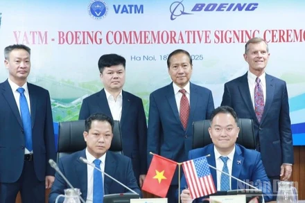 Ông Lê Hoàng Minh, Chủ tịch Hội đồng thành viên VATM và ông Malcom An3, đại diện Tập đoàn Boeing ký Biên bản ghi nhớ hợp tác nghiên cứu.