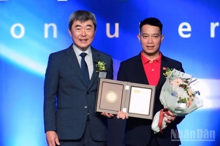 Ông Đinh Xuân Thủy, Phó Giám đốc Thương mại đại diện Vietjet (phải) nhận giải thưởng từ Trưởng Ban Giám khảo, ông Yoo Chang-jo.