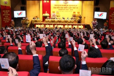 Các đại biểu tiến hành biểu quyết một số nhiệm vụ trọng tâm.