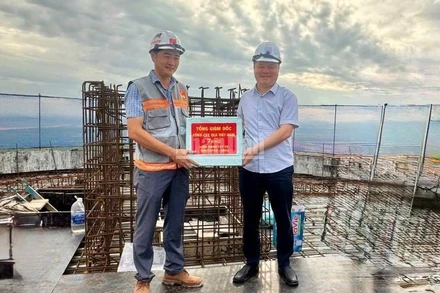 Tổng Giám đốc VATM Nguyễn Công Long tặng quà cho đại diện doanh nghiệp thi công.