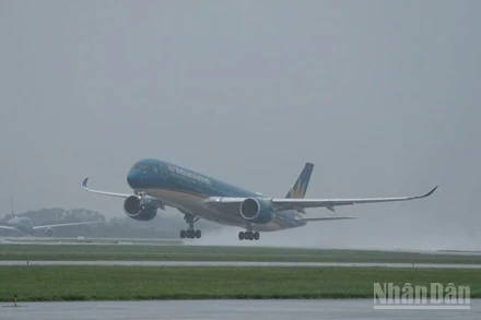 9 chuyến bay đến Nội Bài phải chuyển hướng hạ cánh do mưa giông lớn.