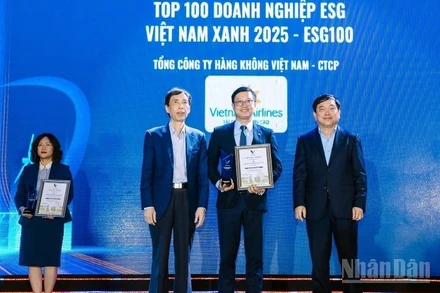 Tiến sĩ Võ Trí Thành, Giáo sư, Tiến sĩ Trần Thọ Đạt trao giải Tốp 100 ESG Việt Nam Xanh 2025 cho đại diện Vietnam Airlines.