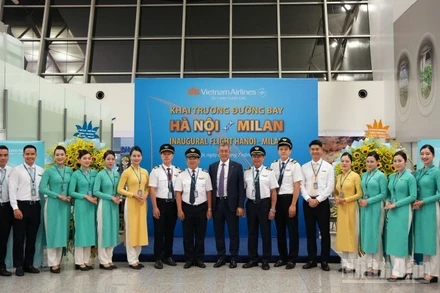 Phi hành đoàn của chuyến bay khai trương Hà Nội-Milan.