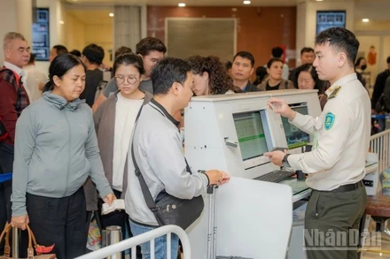 Hành khách làm thủ tục kiểm tra an ninh tại Cảng Hàng không quốc tế Nội Bài.