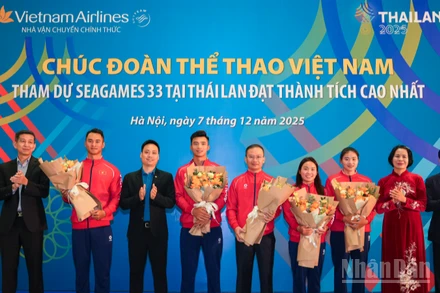 Đại diện Vietnam Airlines tặng hoa chúc mừng và động viên các vận động viên tại lễ tiễn đoàn trước giờ khởi hành tham dự SEA Games 33 tại Thái Lan.