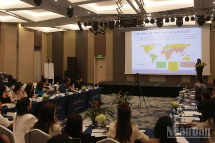 Quang cảnh hội thảo về thiết bị an toàn trên xe ô-tô cho trẻ em.