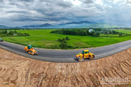 Tuyến cao tốc Quảng Ngãi-Hoài Nhơn đang tiến rất gần đến ngày “về đích”, sẵn sàng thông xe đúng dịp 19/12/2025 theo chỉ đạo của Chính phủ.