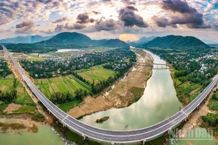 Chủ tịch nước tặng thưởng Huân chương Lao động hạng 3 cho 5 tập thể có thành tích xuất sắc trong phong trào thi đua hoàn thành 3.000km đường bộ cao tốc và phát triển kết cấu hạ tầng đồng bộ, hiện đại.