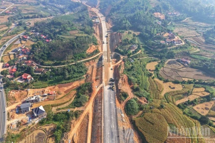 Công trình đường cao tốc cửa khẩu Hữu Nghị-Chi Lăng dự kiến sẽ chính thức thông tuyến vào ngày 19/12 tới.