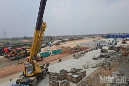 Nhà đầu tư, nhà thầu tập kết vật liệu, thiết bị triển khai thi công trạm dừng nghỉ trên tuyến cao tốc Mai Sơn-Quốc lộ 45.