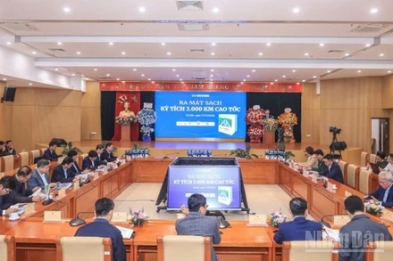 Các đại biểu tham dự lễ ra mắt sách "Kỳ tích 3.000km đường cao tốc".