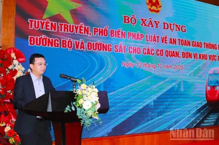 Ông Nguyễn Tuấn Ngọc Tú, Phó Vụ trưởng Vận tải và An toàn giao thông (Bộ Xây dựng) phát biểu ý kiến tại hội nghị.
