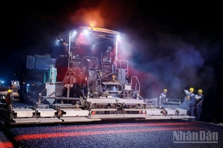 Những ngày này, trên công trường dự án đường cao tốc Đồng Đăng-Trà Lĩnh, đêm nào cũng điện thắp sáng trưng, nhà thầu triển khai thi công không ngừng nghỉ, bứt tốc để "về đích" trong dịp 19/12 tới.