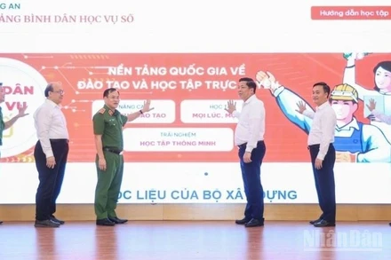 Bộ trưởng Xây dựng Trần Hồng Minh (thứ 3 từ phải sang) cùng lãnh đạo các bộ, ngành, đơn vị liên quan nhấn nút nền tảng quốc gia về đào tạo và học tập trực tuyến.