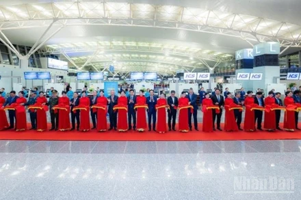 Các đại biểu cắt băng khánh thành, chính thức đưa vào khai thác Nhà ga T2 Nội Bài mở rộng.