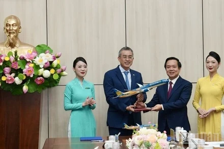 Ông Đặng Ngọc Hòa, Chủ tịch Hội đồng quản trị Vietnam Airlines, trao tặng mô hình máy bay Boeing 787-10 cho đại diện lãnh đạo tỉnh Hưng Yên, khẳng định tinh thần gắn kết và hợp tác lâu dài.
