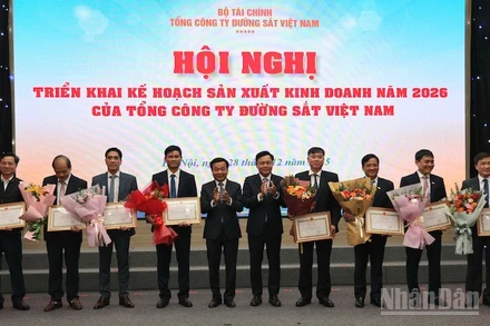 Trao bằng khen của Bộ Xây dựng cho các tập thể có thành tích.