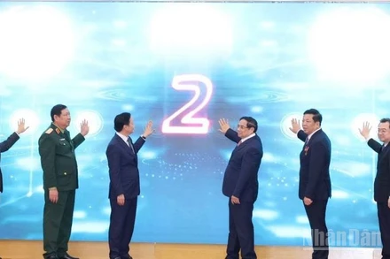 Thủ tướng Phạm Minh Chính, Phó Thủ tướng Trần Hồng Hà, Trưởng Ban Chính sách, Chiến lược Trung ương Nguyễn Thanh Nghị, Bộ trưởng Xây dựng Trần Hồng Minh,... thực hiện nghi lễ phát lệnh vận hành các nền tảng số trọng điểm ngành Xây dựng.