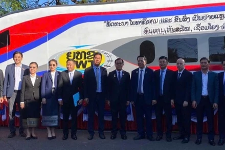 Bộ trưởng Xây dựng Trần Hồng Minh đã đến chào xã giao và làm việc với Bộ trưởng Công chính và vận tải Lào Leklay Sivilay.