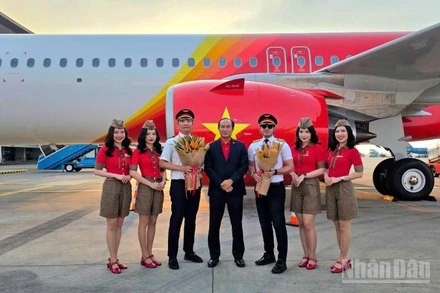 Phó Tổng giám đốc Thường trực Vietjet Tô Việt Thắng (áo vest, đứng giữa) cùng phi hành đoàn Vietjet chào đón tàu bay mới.