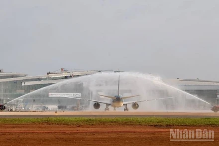 Chiều 15/12, Cảng Hàng không quốc tế Long Thành đã chính thức đón tàu bay thương mại đầu tiên hạ cánh do Vietnam Airlines thực hiện.