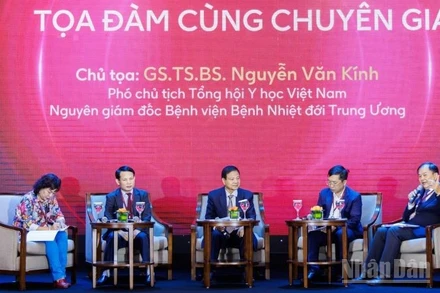 Các chuyên gia y tế tham gia thảo luận tại hội thảo "Hành trình vì một Việt Nam không còn bệnh do não mô cầu nhóm B”.