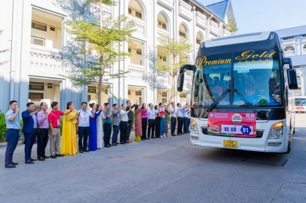 Người dân về quê đón Tết.