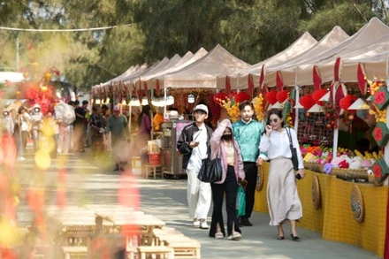 Người dân đến tham quan, chụp ảnh lưu niệm tại lễ hội Xuân Cần Giờ.