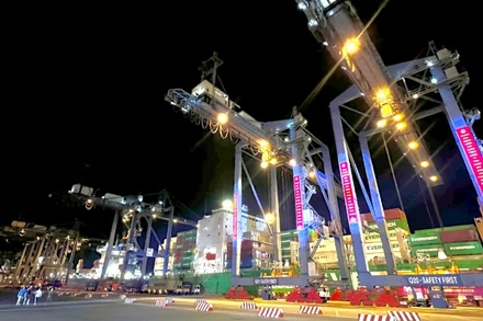 Hoạt động làm hàng nhộn nhịp trong đêm giao thừa tại cảng Tân Cảng Sài Gòn.