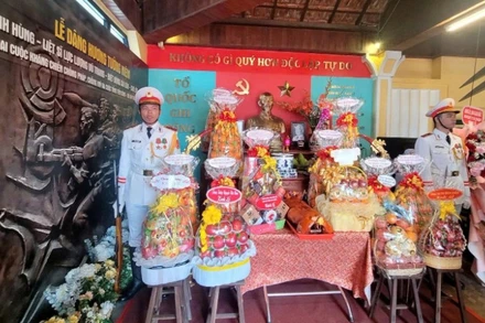 Lễ dâng hoa, dâng hương các Anh hùng liệt sĩ hy sinh trong cuộc kháng chiến chống Pháp, chống Mỹ, Cuộc Tổng tiến công và nổi dậy Xuân Mậu Thân 1968 diễn ra trang trọng.