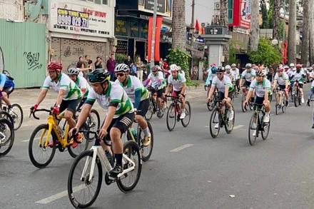 Các vận động viên Câu lạc bộ xe đạp chuyên nghiệp Công an Thành phố Hồ Chí Minh ra mắt người dân thành phố.