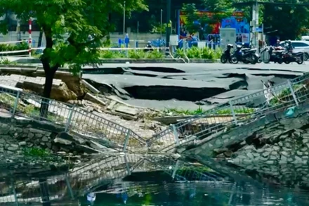 Hiện trường vụ sụt lún mặt đường. 