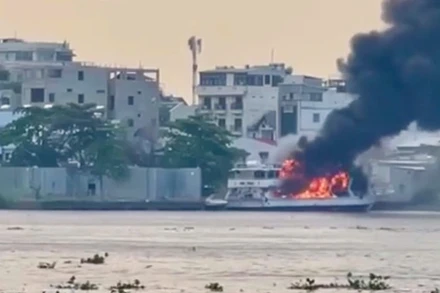 Hình ảnh vụ cháy tàu trên sông Sài Gòn. 